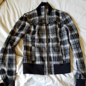 Plaid jacket wit ruffle detail